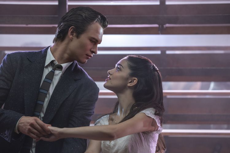 Ansel Elgort dan Rachel Zegler dalam adegan film musikal West Side Story