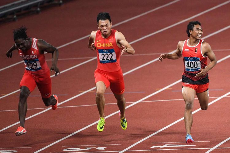 Pelari Indonesia Lalu Muhammad Zohri (no.400) beradu kecepatan dengan pelari lainnya saat babak semifinal Lari 100 meter Putra Asian Games ke-18 Tahun 2018 di Stadion Utama Gelora Bung Karno Senayan, Jakarta Pusat, Minggu (26/8/2018). Lalu Muhammad Zohri finish di peringkat 2 dan melanjutkan pertandingan berikutnya untuk perebutan medali emas.