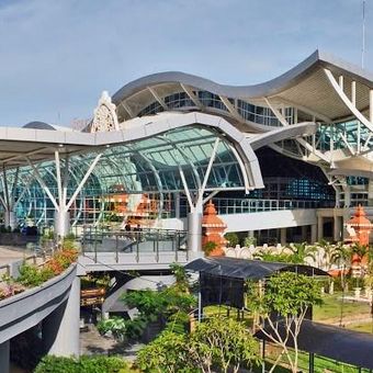 Bandara Internasional Bandara Internasional I Gusti Ngurah Rai yang mengambil nama pahlawan nasional I Gusti Ngurah Rai.