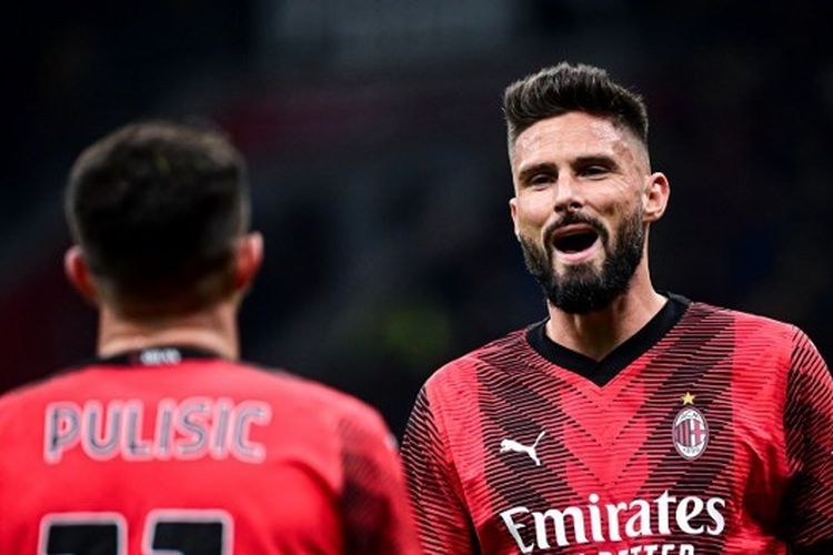 Penyerang AC Milan asal Perancis, Olivier Giroud (kanan), berbicara dengan Christian Pulisic dalam laga melawan Sassuolo di Stadion San Siro pada 30 Desember 2023. Terkini, Giroud mencetak satu gol dalam laga Empoli vs Milan pada pekan ke-19 Liga Italia Serie A 2023-2024, Minggu (7/1/2024). (Foto oleh Piero CRUCIATTI / AFP)