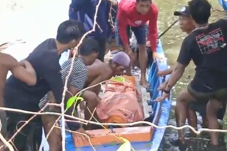 Korban tenggelam di Sungai Rampoang, Kecamatan Tanalili, Luwu Utara, Sulawesi Selatan dievakuasi warga setempat menuju rumah duka dengan menggunakan perahu, Sabtu (23/4/2022)