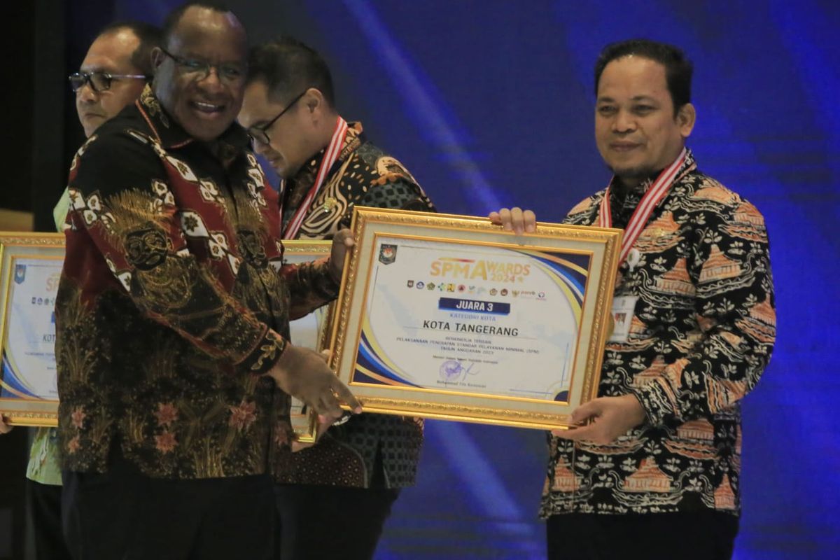 Wakil Menteri Dalam Negeri Republik Indonesia (Wamendagri) John Wempi Wetipo menyerahkan secara langsung penghargaan Juara 3 (tiga) Kategori Kota Berkinerja Terbaik Pelaksanaan Penerapan SPM di Tahun 2023 ke Penjabat (Pj) Wali Kota Tangerang Nurdin