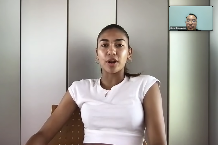 Pemain Timnas putri Indonesia dan FC Utrecht, Claudia Scheunemann, berbicara kepada KOMPAS.com via sambungan Zoom pada Rabu (13/8/2025).