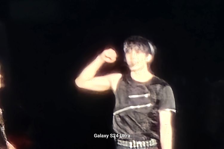 Jisung NCT Dream memamerkan otot lengannya di konser The Dream Show 3 Jakarta. Foto ini dijepret pakai zoom 100x Samsung S24 Ultra.