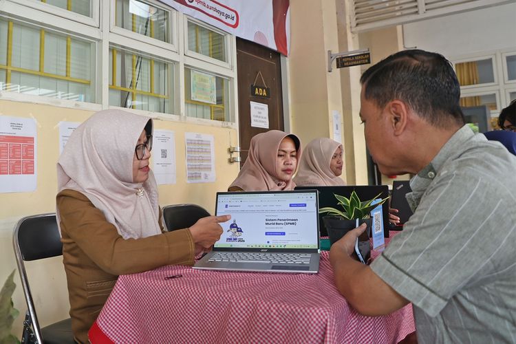 Pemkot Surabaya mengoperasikan posko informasi SPMB 2026/2027 di setiap SD dan SMP Negeri sejak Rabu (20/5/2026). 