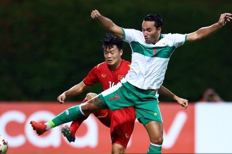 Aksi penyerang timnas Indonesia, Ezra Walian, dalam pertadingan Piala AFF 2020 antara Indonesia vs Vietnam di Stadion Bishan, Singapura, Rabu (15/12/2021).  