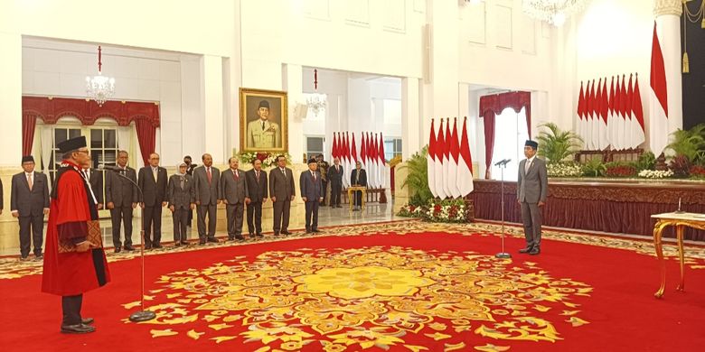 Ridwan Mansyur saat akan mengucapkan sumpah jabatan di hadapan Presiden Joko Widodo di Istana Negara, Jakarta, Jumat (8/12/2023).