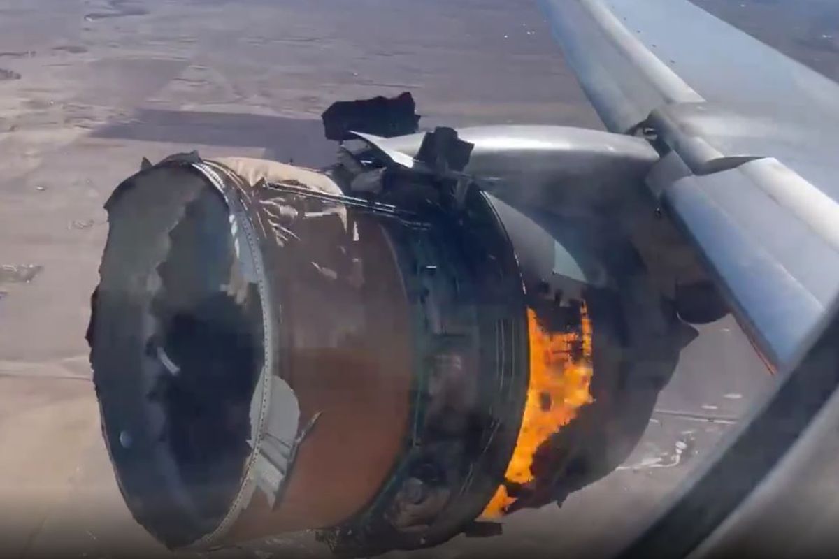 Mesin pesawat United Airlines UA328 terbakar di tengah penerbangan. Pesawat berhasil mendarat dengan satu mesin di bandara Denver, Sabtu (20/2/2021).