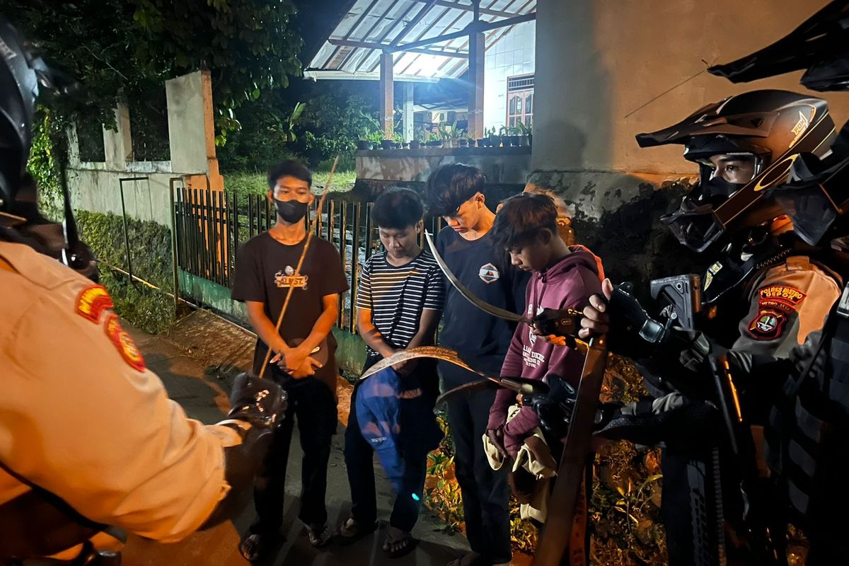 Tim Perintis Presisi Polri Metro Depok mengamankan tujuh remaja hendak tawuran di Cagar Alam, Kota Depok, Minggu (27/2/2022).