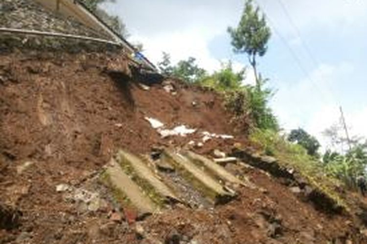 Tanah longsor terjadi di Desa Sambungrejo, Kecamatan Grabag, Kabupaten Magelang, Jumat (24/4/2015).