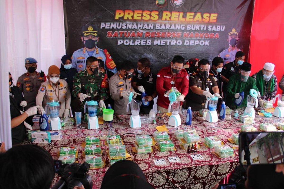 Sebanyak 44 kilogram netto sabu-sabu yang diduga hendak dipasok ke Jawa dimusnahkan Polres Metro Depok, Selasa (19/1/2021).