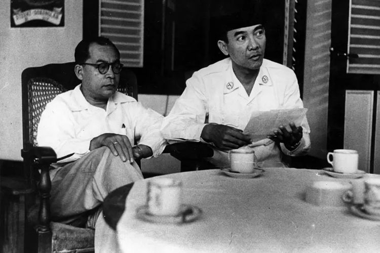 Presiden Indonesia Sukarno (kanan) dan Wakil Presiden Indonesia Mohammad Hatta (kiri). 