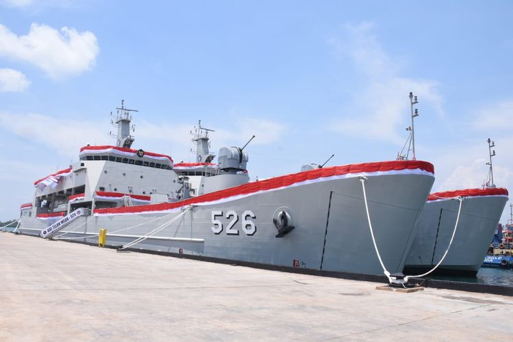 Menteri Pertahanan (Menhan) Prabowo Subianto menyerahkan dua kapal perang jenis angkut tank AT-8 dan AT-9 yang diproduksi pelaku industri pertahanan dalam negeri, PT Bandar Abadi ke TNI Angkatan Laut.