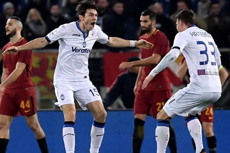 Selebrasi pemain Atalanta, Marten de Roon (kedua dari kiri) seusai membobol gawang AS Roma dalam pertandingan Liga Italia 2017-2018 di Stadion Olimpico, Roma, Italia, pada Sabtu (6/1/2018).