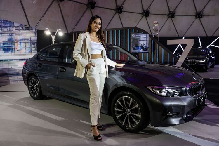 Mobil The Legend, BMW Seri 3 saat peluncuran di Jakarta, Jumat, (22/10/2021). Sedan legendaris THE 3, yaitu BMW 320i Dynamic tampil ke publik untuk pertama kalinya. Dirakit di BMW Production Network 2, Gaya Motor dan ditawarkan dengan harga Rp. 799.000.000,- off-the-road.