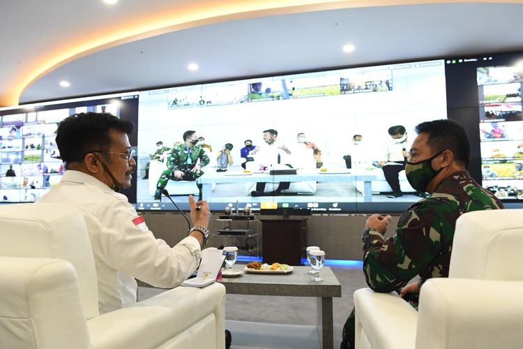 Mentan Syahrul Yasin Limpo saat berdiskusi dengan berbagai petani dan pemerintah daerah melalui video telekonferensi di ruang rapat Agriculture War Room (AWR), Selasa (14/4/2020).

