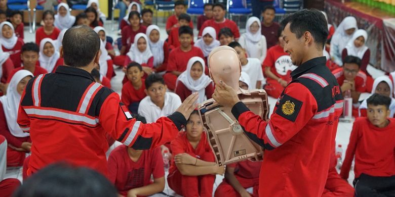 Ilustrasi implementasi program bantuan pendidikan dari PT Aneka Tambang Tbk (ANTAM).