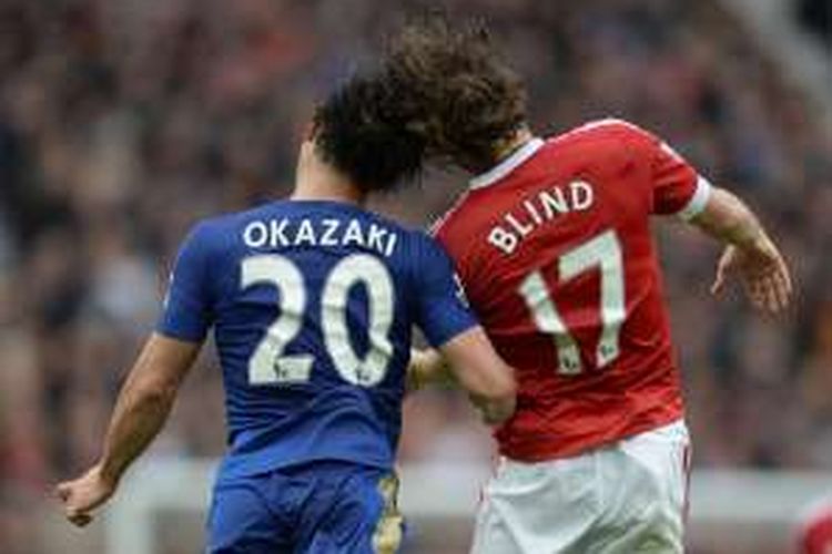 Striker Leicester City, Shinji Okazaki (kiri), dan pemain belakang Manchester United, Daley Blind, melakoni duel bola atas pada partai Premier League di Stadion Old Trafford, 1 Mei 2016.