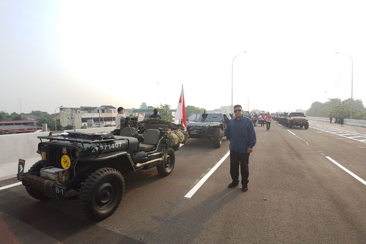 Deretan Jeep Willys milik anggota komunitas Willys Owner Indonesia yang hadir saat peresmian Tol Becakayu, Jumat (3/11/2017). 