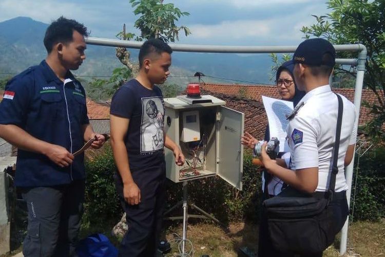 Stasiun Geofisika Banjarnegara (BMKG Banjarnegara) memasang dua buah alat prototipe pendeteksi longsor di Desa Sijeruk, Kecamatan Banjarmangu, Jawa Tengah, Kamis (31/10/2019).