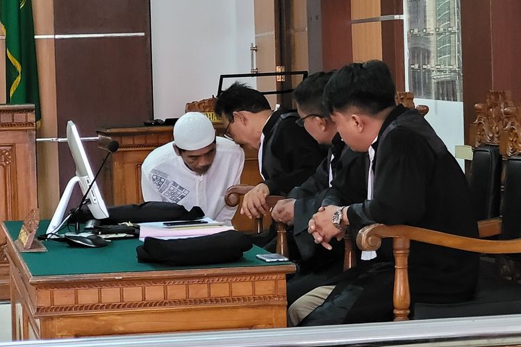 Terdakwa Rudianto bersama tim penasihat hukum saat sidang putusan di PN Purwokerto, Kabupaten Banyumas, Jawa Tengah, Rabu (7/2/2024).