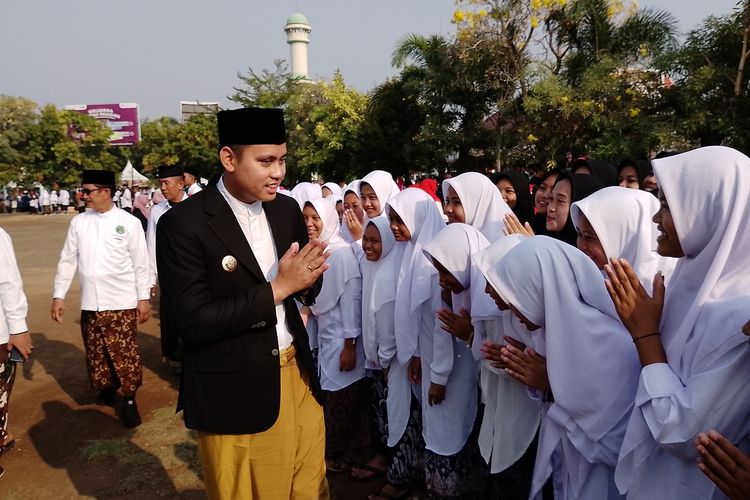Bupati Kendal Jawa Tengah, Dico M Ganinduto, saat menyapa peserta upacara hari santri di alun-alun kota Kendal. KOMPAS.COM/SLAMET PRIYATIN