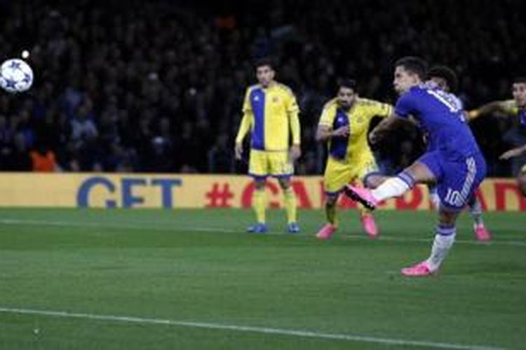 Gelandang Chelsea, Eden Hazard (10), gagal mengeksekusi penalti saat melawan Maccabi Tel Aviv pada fase grup Liga Champions di Stadion Stamford Bridge, Rabu waktu setempat atau Kamis (17/9/2015) dini hari WIB.