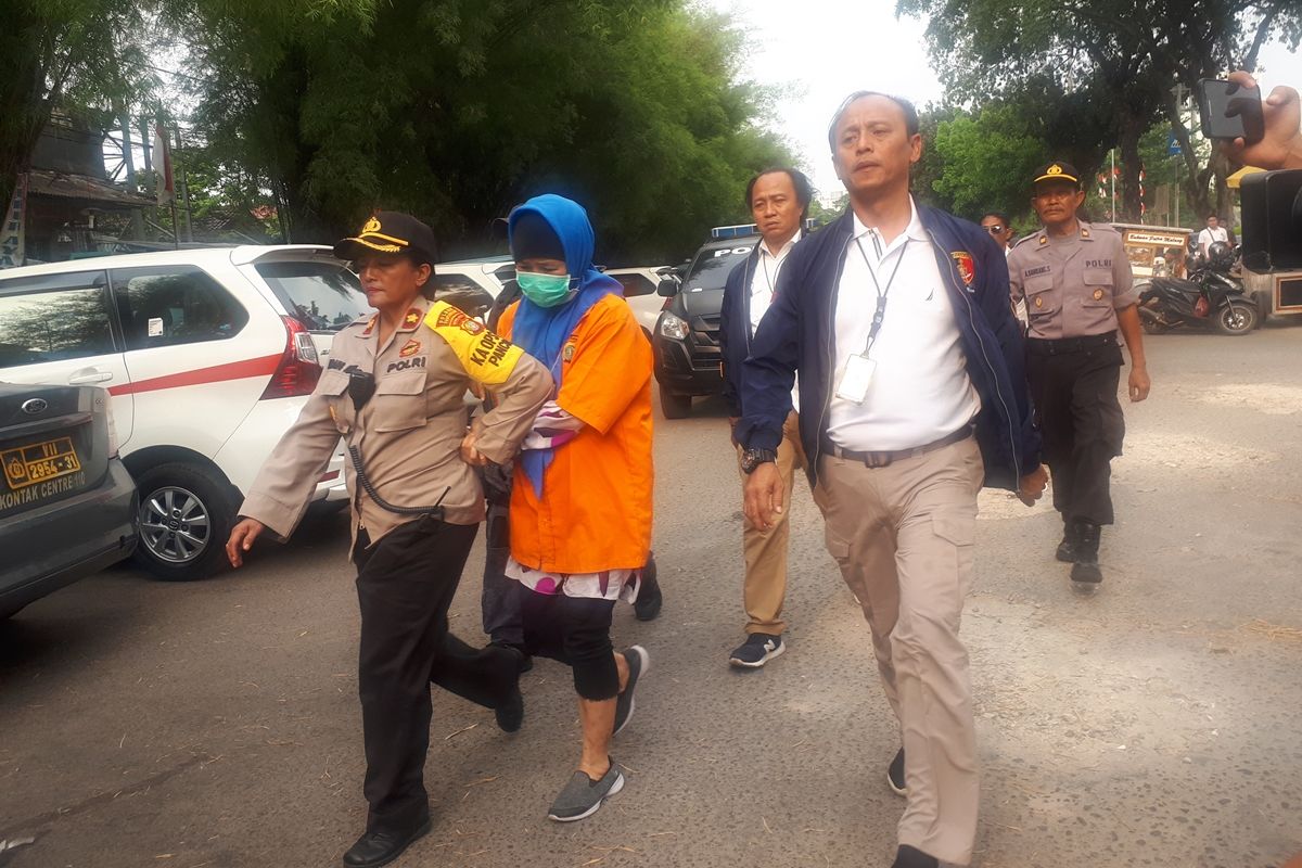 Tersangka pembunuhan Aulia Kesuma (AK) saat rekonstruksi di TMP Kalibata, Jakarta Selatan, Kamis (5/9/2019).