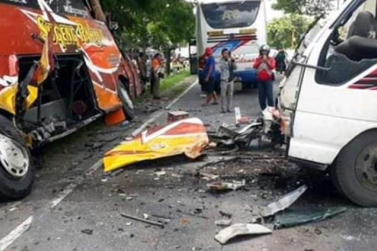 Kecelakaan lalu lintas yang melibatkan Bus Sugeng Rahayu dengan truk di Jalan Raya Madiun-Surabaya, di Desa Desa Jerukgulung, Kecamatan Balerejo, Kabupaten Madiun, Jawa Timur, Rabu (12/2). Satu orang tewas. 