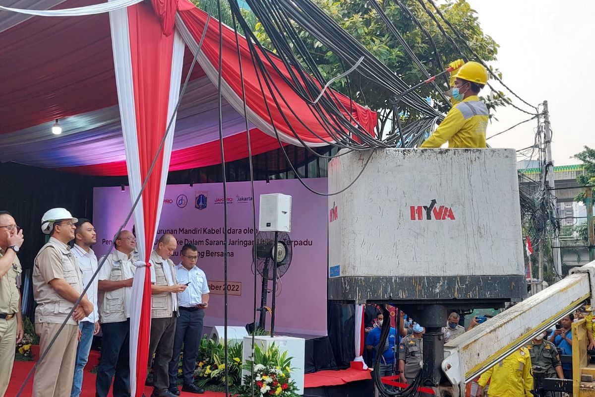 Gubernur DKI Jakarta Anies Baswedan saat meninjau proses pemotongan kabel yang masih bergantung di udara di area Pasar Mampang Prapatan, Jakarta Selatan, Senin (5/9/2022).