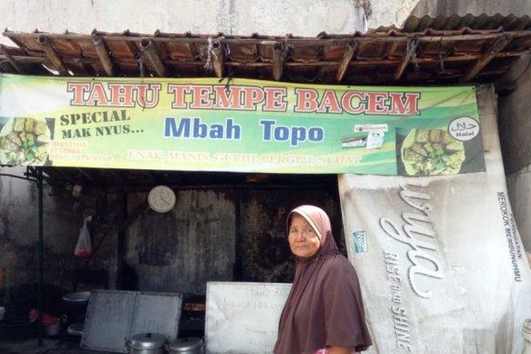 Pemilik Warung Tahu Tempe Bacem Mbah Topo (69) di lingkungan RT 04 RW 03, Kelurahan Purwodiningratan, Kecamatan Jebres, Kota Solo, Jumat (22/5/2020). (Tribun Solo/Ilham Oktafian)