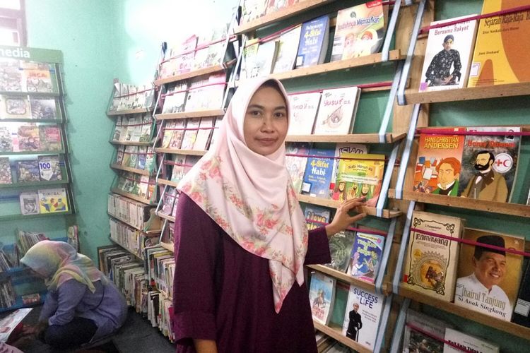 Heni Wardatur Rohmah pendiri Mata Aksara saat di perpustakaan