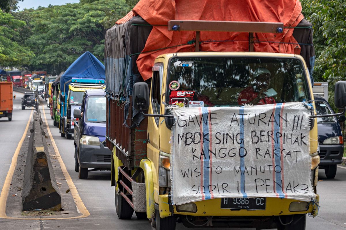 Rombongan truk yang tergabung dalam Asosiasi Pengemudi Independen (API) Jateng  melaju di Jalan Perintis Kemerdekaan Semarang saat aksi pawai demo tolak aturan ODOL menuju Kantor Dinas Perhubungan Jawa Tengah di Semarang, Jawa Tengah, Selasa (22/2/2022). Dalam aksi tersebut mereka menolak kebijakan pemerintah terkait pembatasan dan pelarangan truk over dimension loading (ODOL) atau kelebihan dimensi dan muatan yang dinilai akan merugikan mereka, serta menuntut adanya revisi UU No 22 Tahun 2009 tentang lalu lintas dan angkutan.