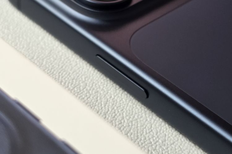 Detail bodi samping dan tombol daya iPhone 17 Pro Max