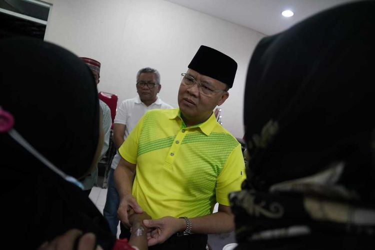 Gubernur Bengkulu, Rohidin Mersyah di sela-sela kegiatan menyempatkan menjamu YA (22) Asisten Rumah Tangga (ART) yang menjadi korban penganiayaan oknum polisi, Kamis malam (9/6/2022).