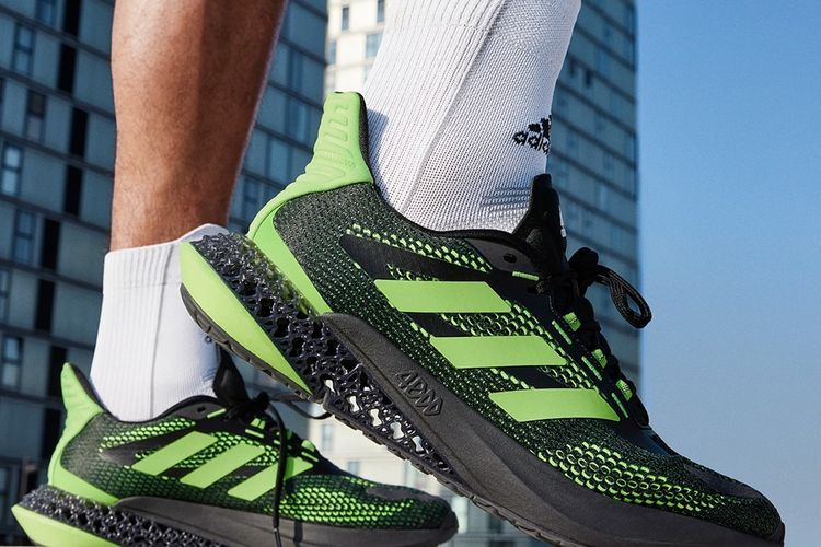 4DFWD Pulse -sneaker lari terbaru dari Adidas- yang kini dirilis dalam dua model baru, ?core black? dan ?signal green. 