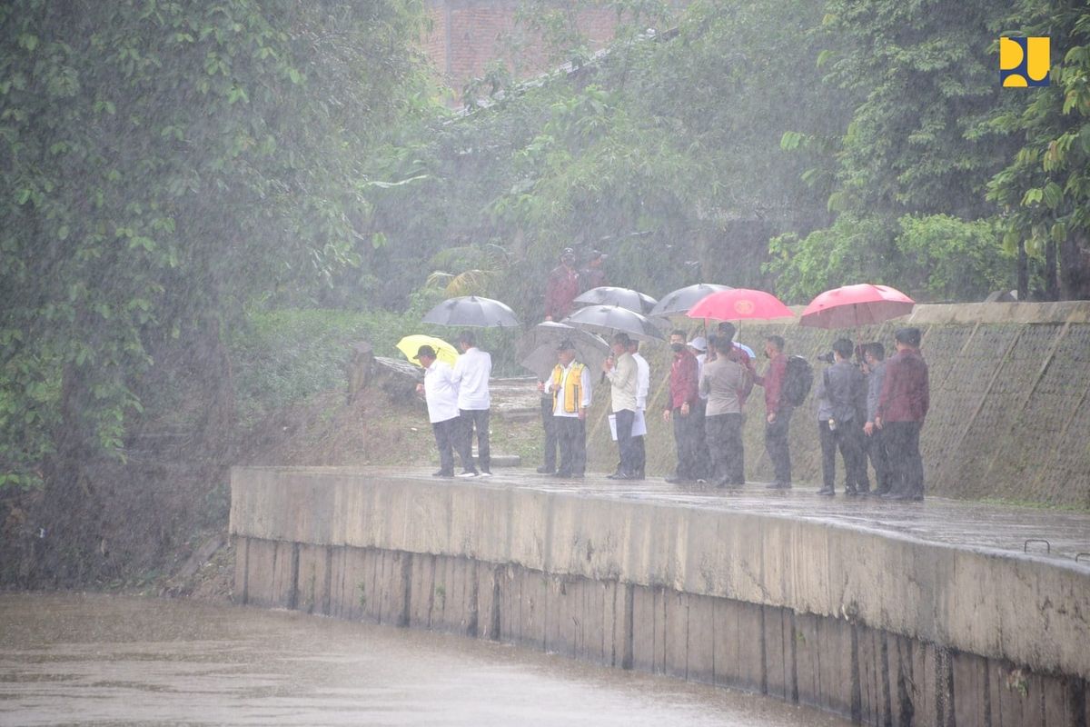 Presiden Joko Widodo meninjau pekerjaan normalisasi Sungai Ciliwung di Pengadegan, Jakarta Selatan, Selasa (21/2/2023).