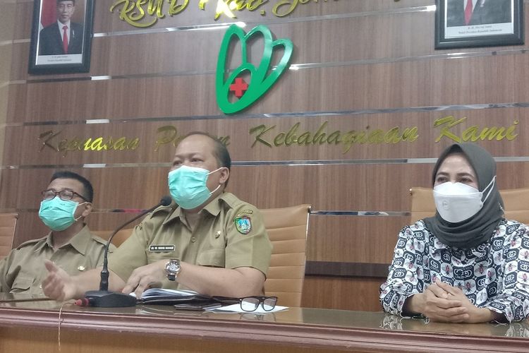 Kepala Bidang Pelayanan Medis dan Keperawatan RSUD Jombang, dokter Vidya Buana (tengah), memaparkan kronologi persalinan yang berujung kematian bayi saat persalinan, Senin (1/8/2022).