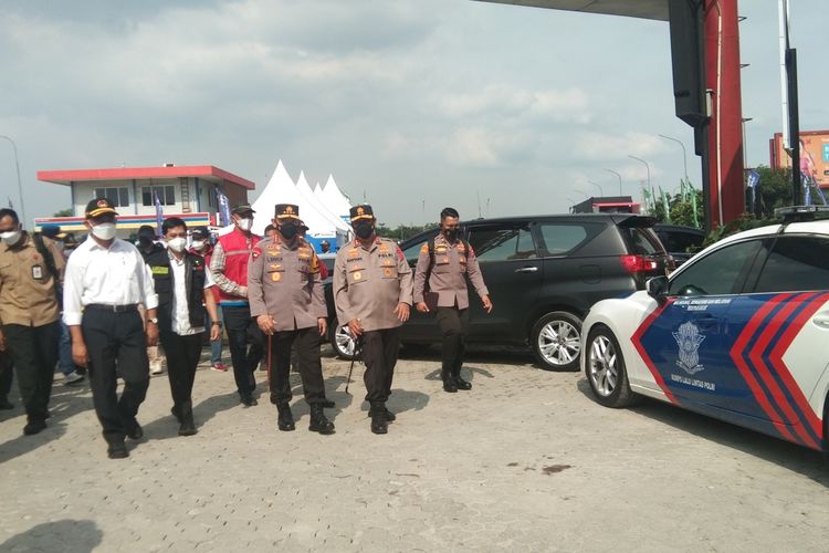 Kapolri Jenderal Listyo Sigit Prabowo meninjau rest area Kilometer 57 tol Jakarta-Cikampek.bersama sejumlah menteri, Selasa (26/4/2022).