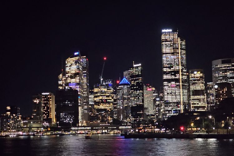 City light kota Sydney dalam bidikan kamera Galaxy S23 Ultra. Ponsel ini mampu menangkap cahaya dari bangunan dengan sangat baik dan detail, tanpa noise dan efek berpendar.