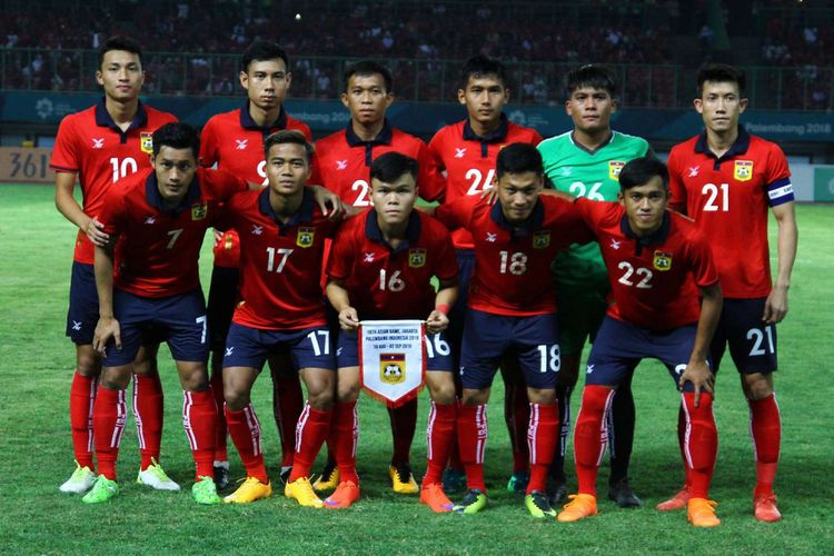 Tim sepak bola Laos foto bersama sebelum melawan tim sepak bola Indonesia pada penyisihan Grup A Asian Games 2018 Indonesia stadion Patriot Bekasi, Jumat (17/08/2018).
