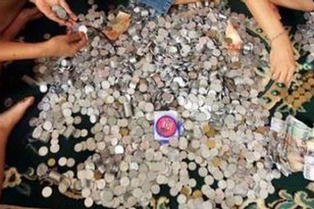 Ilustrasi: Penggalangan dana melalui pengumpulan koin atau uang recah kini mulai marak untuk berbagai kepentingan. Malam ini, Senin (24/1/2011), kotak sumbangan koin untuk gaji Presiden juga muncul di Komisi III DPR RI.