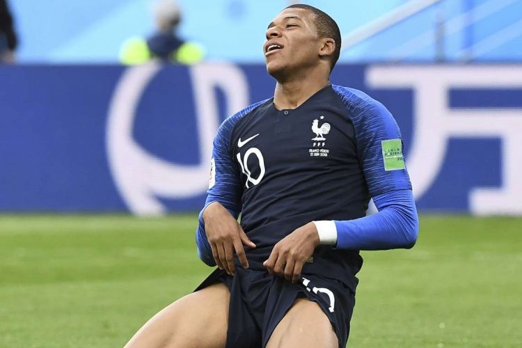 Pemain Perancis Kylian Mbappe bereaksi dalam laga penyisihan Grup C Piala Dunia 2018 melawan Peru di Ekaterinburg Arena, Ekaterinburg, Kamis (21/6/2018). Mbappe menorehkan sejarah sebagai pemain termuda yang pernah mencetak gol bagi Perancis dalam sebuah turnamen major.