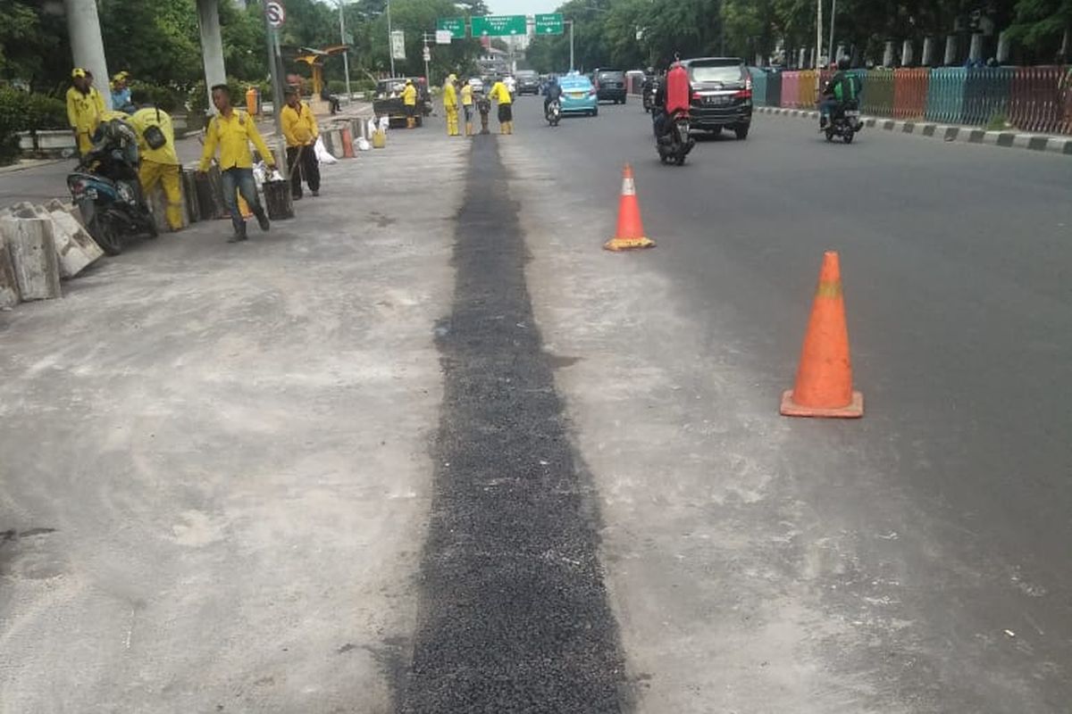Suku Dinas Bina Marga Jakarta Pusat membongkar separator sepanjang 30 meter di Jalan Dr. Sutomo, samping Halte Transjakarta Pasar Baru. 