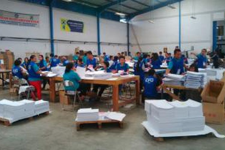 Para pekerja sedang menyusun surat suara pemilu 2014 di PT. Acarya Media Utama, Ujungberung, Bandung, Jawa Barat, Senin, (10/2/2014)
