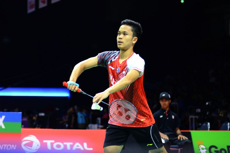 Pebulu tangkis tunggal putra Indonesia Anthony Sinisuka Ginting menjalani pertandingan babak penyisihan Grup B Piala Thomas 2018 antara Indonesia dan Kanada, di Impact Arena, Muang Thong Thani, Bangkok, Thailand, Minggu (20/5/2018). Anthony menang atas Jason Anthony Ho-Shue, 21-11, 21-18. 