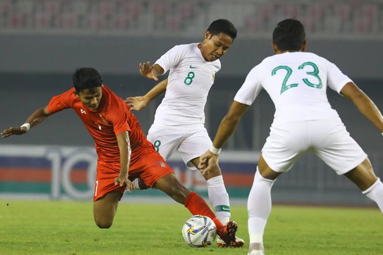 Aksi gelandang Evan Dimas saat timnas Indonesia beruji coba melawan Myanmar di Stadion Mandala Thiri, Mandalay, Myanmar, Senin (25/3/2019). 