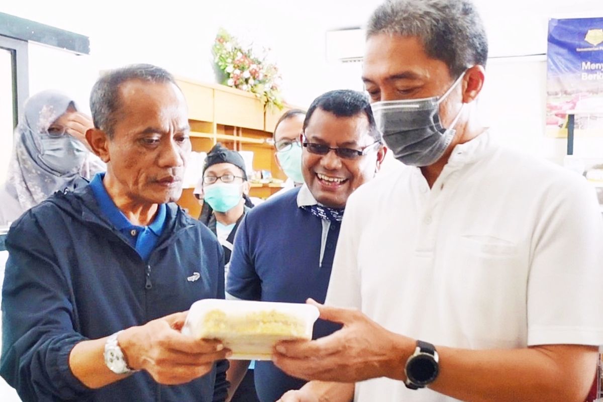 Kepala Badan Ketahanan Pangan Kementerian Pertanian Agung Hendriadi (kiri) dan Wakil Wali Kota Bogor Dedie Abdul Rachim (kanan) mengunjungi outlet Pasar Mitra Tani (PMT) dan Gerai Pangan Lokal (GPL) pada Minggu (28/3/2021).