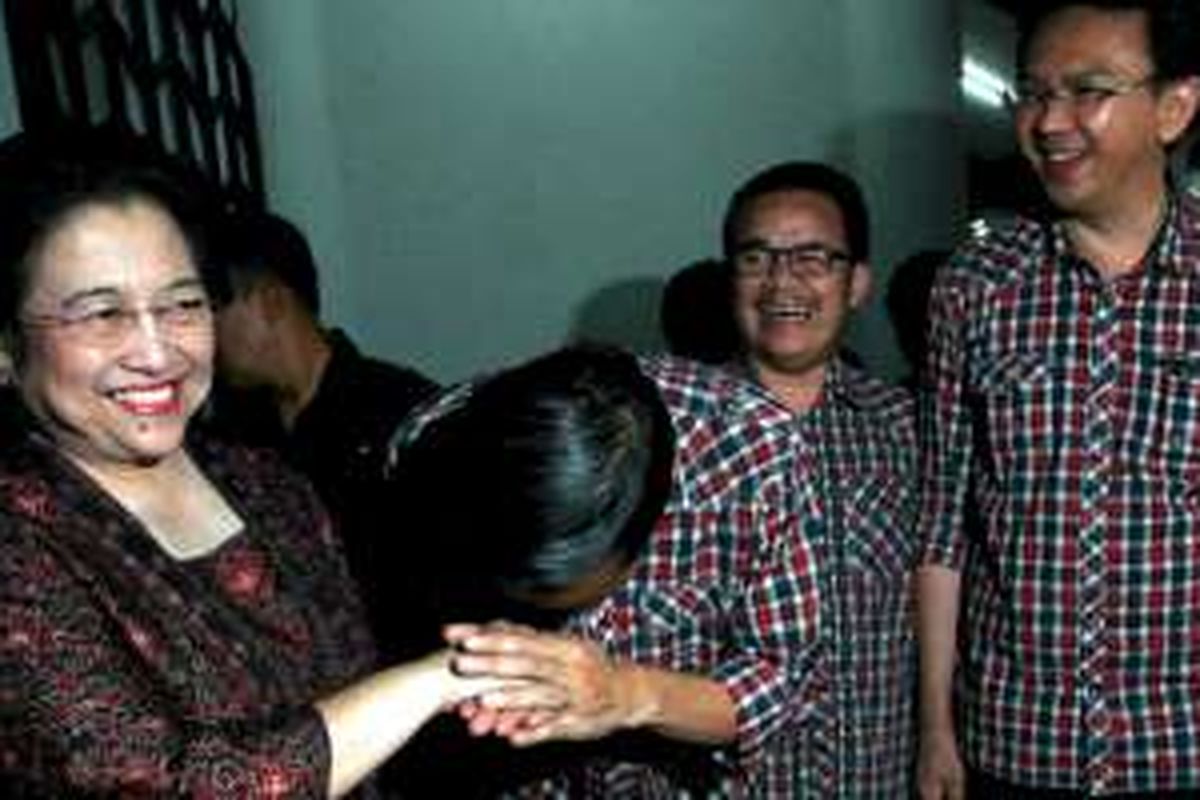 Mantan Presiden RI yang juga Ketua Umum DPP PDIP Megawati Soekarnoputri (kiri) mendapat salam dari Calon Gubernur DKI Jakarta, Joko Widodo (kedua kiri) disaksikan Gubernur Kalimantan Tengah Agustin Teras Narang (tengah), dan Calon Wakil Gubernur DKI Jakarta Basuki Tjahaja Purnama (Ahok),  sebelum dimulainya acara silaturahmi Jokowi-Ahok dengan masyarakat Kalimantan di Jakarta, Minggu (29/4/2011). 