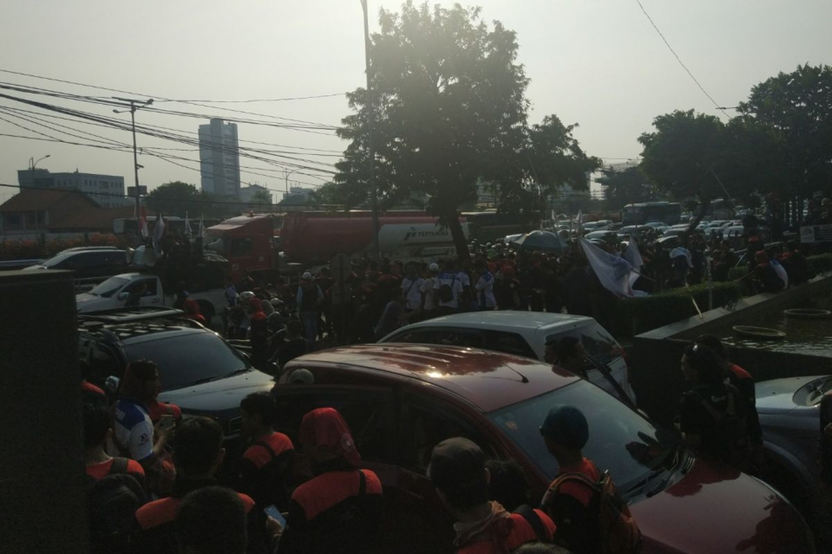 Para buruh bubar pukul 16.00 menyebabkan kepadatan lalu lintas di depan Kantor Kemnaker RI, Jalan Gatot Subroto, Rabu (24/10/2018).